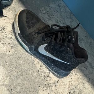 Nike Kyrie 3 youth basketball shoes size 2.5